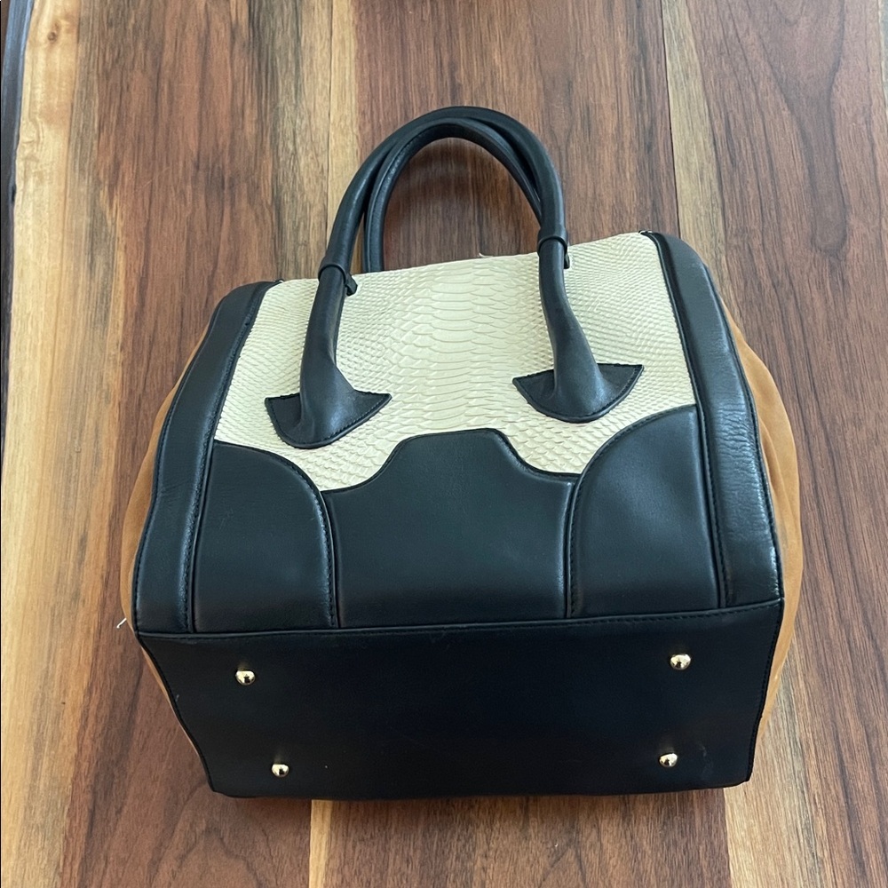 Pour La Victoire Large Butler Gorgeous Leather Tote Handbag. P1250 - Picture 4 of 16
